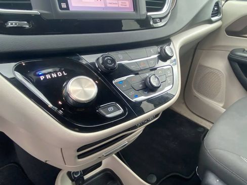 Used 2023 Chrysler Voyager LX FWD image 23
