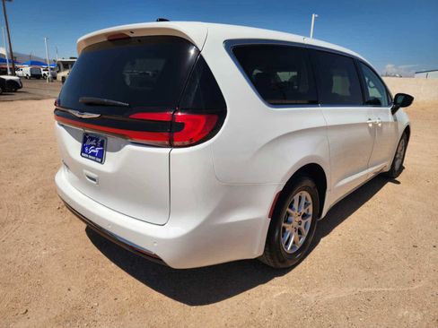 Used 2024 Chrysler Pacifica Touring-L FWD image 8