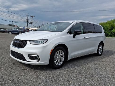 Used 2024 Chrysler Pacifica Touring-L FWD image 4