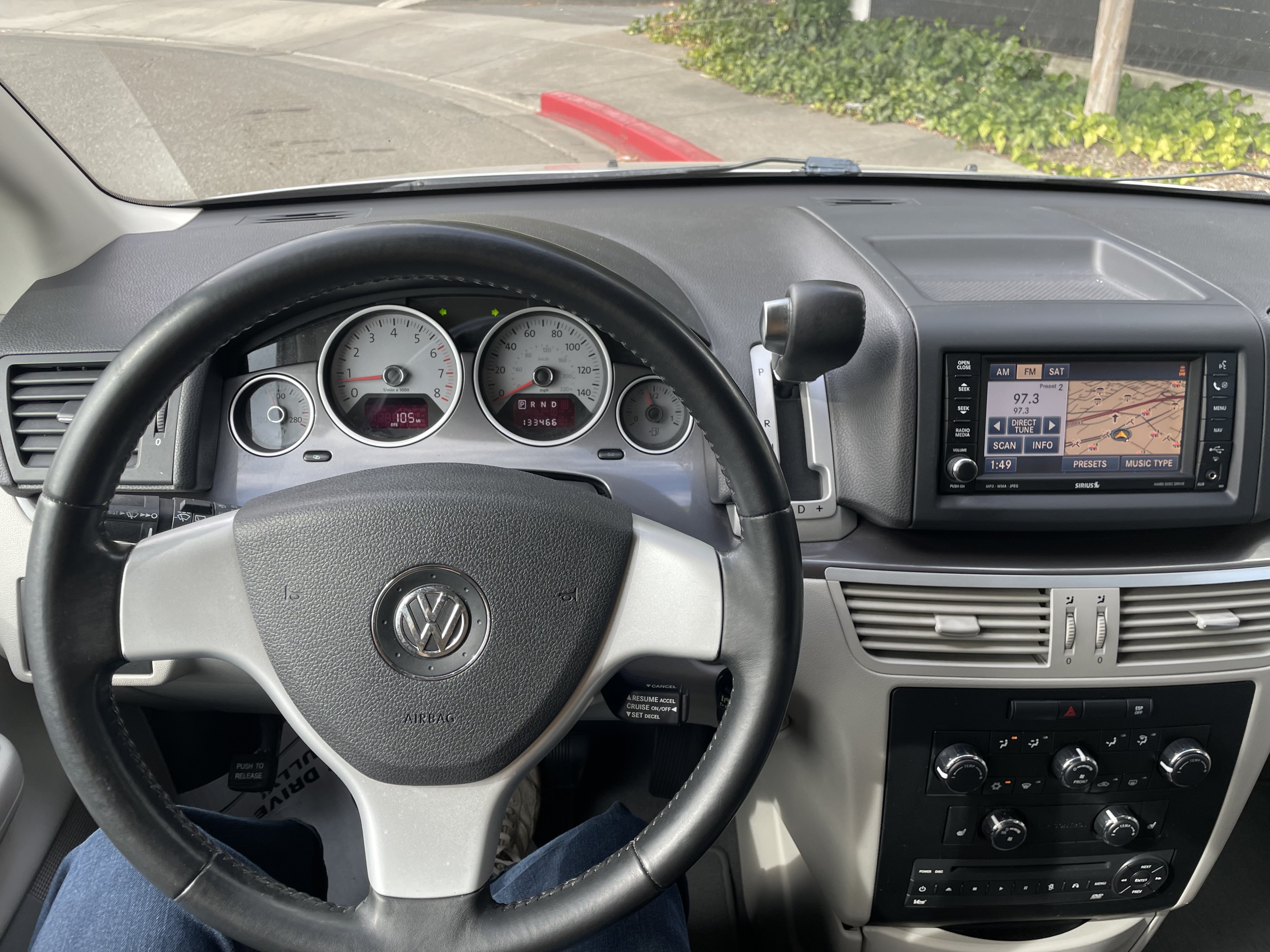 Used 2010 Volkswagen Routan SE FWD image 6