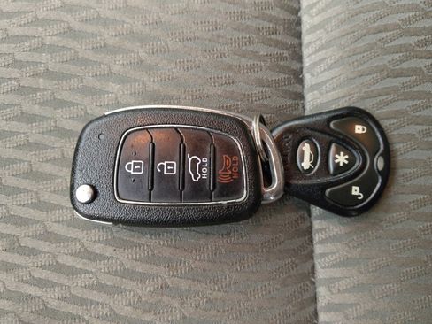 Used 2017 Hyundai Santa Fe SE image 32