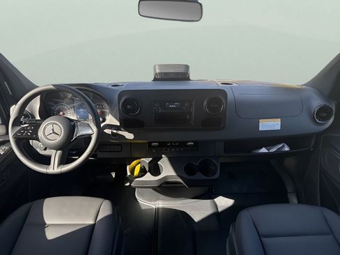 Used 2025 Mercedes-Benz Sprinter 2500 image 10