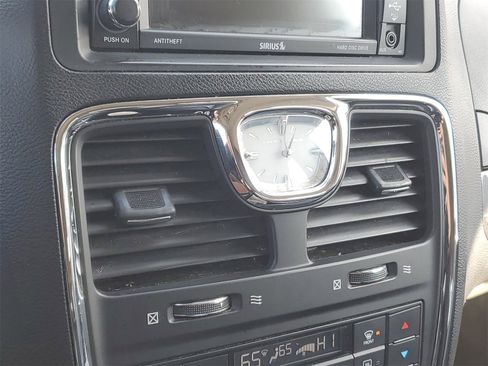 Used 2016 Chrysler Town & Country Touring image 28