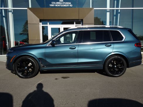 Used 2023 BMW X7 xDrive40i w/ Premium Package image 2