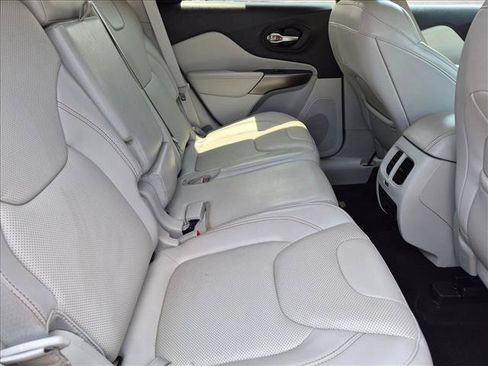 Used 2019 Jeep Cherokee Overland w/ Technology Group AWD/4WD image 21