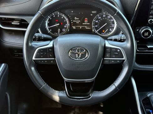 Used 2022 Toyota Highlander XSE FWD image 12
