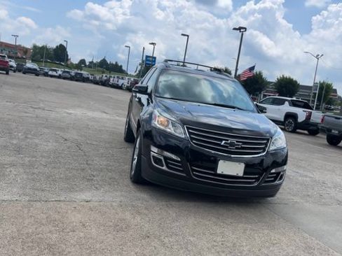 Used 2017 Chevrolet Traverse Premier FWD image 3