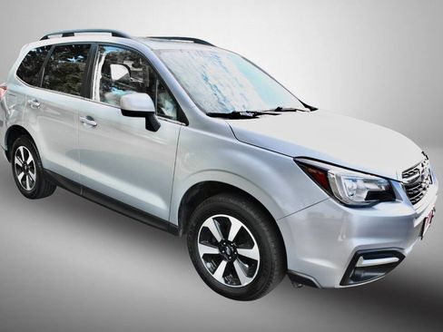 Used 2017 Subaru Forester 2.5i Limited AWD/4WD image 9