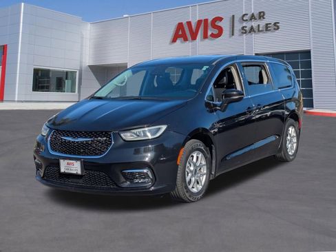 Used 2023 Chrysler Pacifica Touring-L image 1