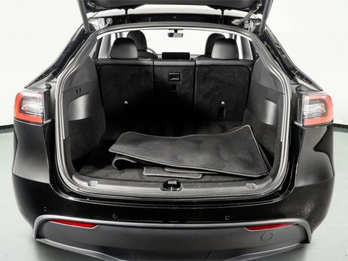 Used 2022 Tesla Model Y Long Range image 45