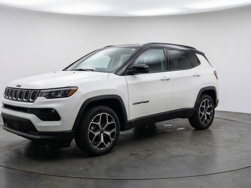 Used 2025 Jeep Compass Limited image 3