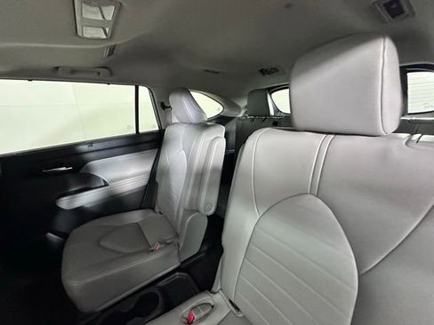 Used 2023 Toyota Highlander XLE AWD/4WD image 18