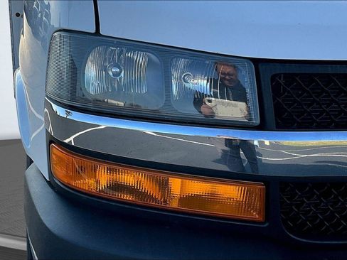 Used 2018 Chevrolet Express 3500 w/ Driver Convenience Package image 17