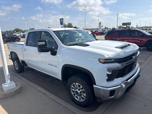 Used 2024 Chevrolet Silverado 2500 LT AWD/4WD image 4