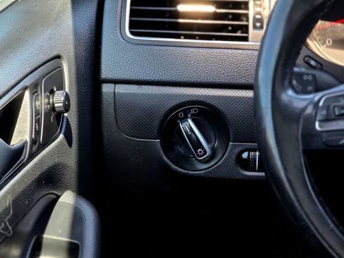 Used 2011 Volkswagen Jetta SE FWD image 16