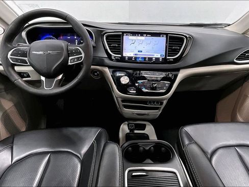 Used 2023 Chrysler Pacifica Touring-L image 17