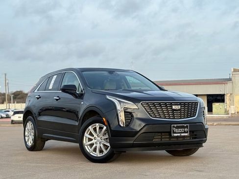 Used 2021 Cadillac XT4 Luxury w/ Cold Weather Package image 3