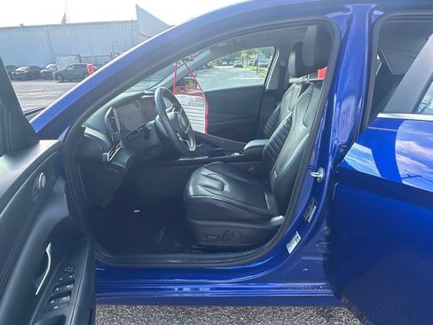 Used 2023 Hyundai Elantra Limited FWD image 11