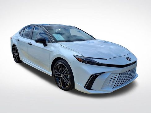 Used 2025 Toyota Camry XSE FWD image 3