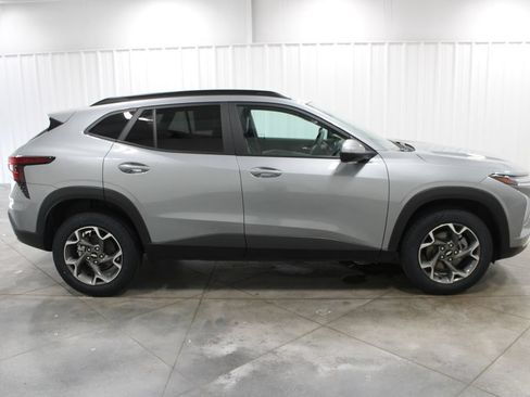 Used 2025 Chevrolet Trax LT FWD image 11