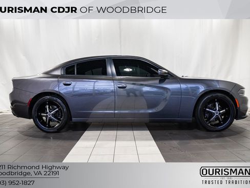 Used 2019 Dodge Charger SXT w/ Leather Interior Group image 3
