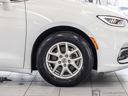 Used 2021 Chrysler Pacifica Touring-L FWD image 11