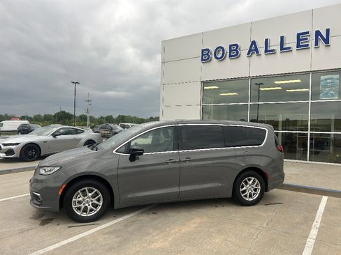 Used 2025 Chrysler Pacifica Select FWD image 2