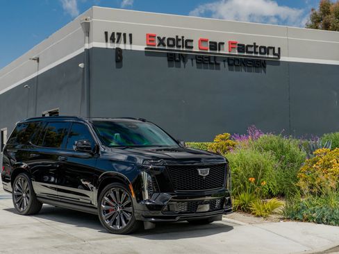 Used 2025 Cadillac Escalade V AWD/4WD image 1