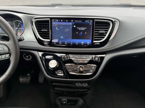 Used 2024 Chrysler Pacifica Select image 17