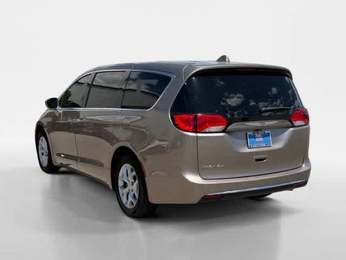 Used 2018 Chrysler Pacifica Touring Plus w/ Tire & Wheel Group FWD image 3