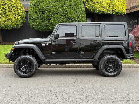 Used 2013 Jeep Wrangler Unlimited Sahara image 2