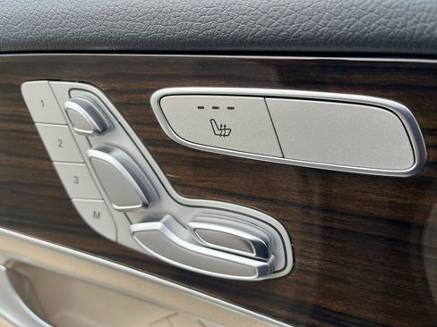 Used 2019 Mercedes-Benz GLC 300 4MATIC w/ Premium Package image 23