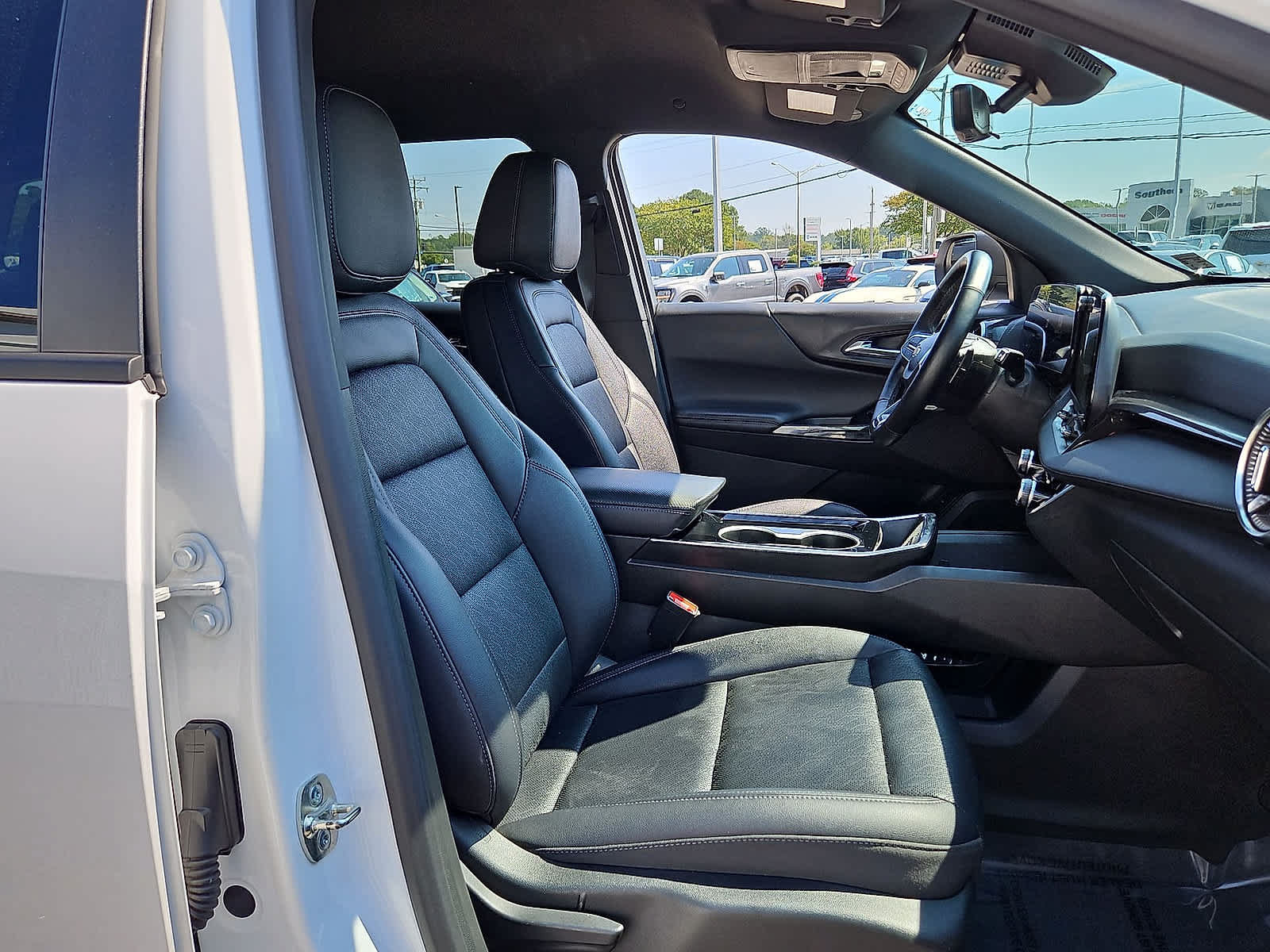Used 2025 Chevrolet Equinox LT w/ Convenience Package II FWD image 33