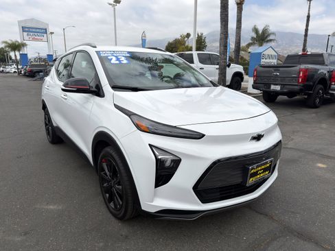 Used 2023 Chevrolet Bolt EUV LT w/ Convenience Package FWD image 2