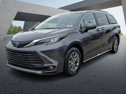 Certified 2025 Toyota Sienna XLE FWD image 3