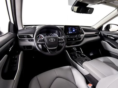 Used 2025 Toyota Highlander XLE AWD/4WD image 25