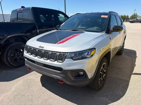 Used 2025 Jeep Compass Trailhawk AWD/4WD image 3