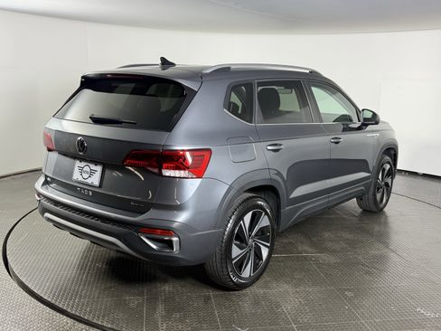 Used 2024 Volkswagen Taos SE w/ Panoramic Sunroof Package image 4