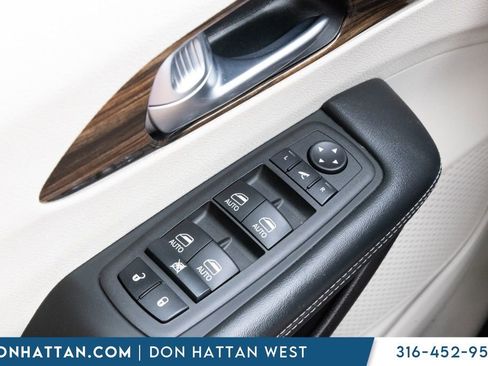 Used 2023 Chrysler Pacifica Limited FWD image 11