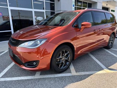 Used 2018 Chrysler Pacifica Touring Plus w/ S Appearance Package FWD image 2