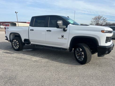 Used 2024 Chevrolet Silverado 2500 Custom image 9