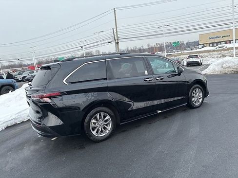 Used 2025 Toyota Sienna XLE image 8