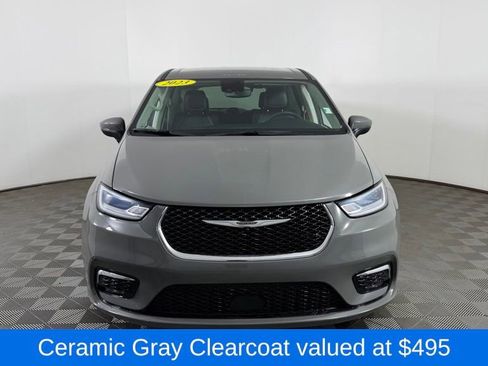 Used 2023 Chrysler Pacifica Touring-L FWD image 2