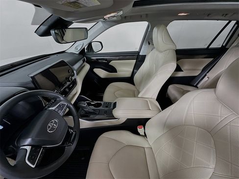 Used 2023 Toyota Highlander Platinum image 11