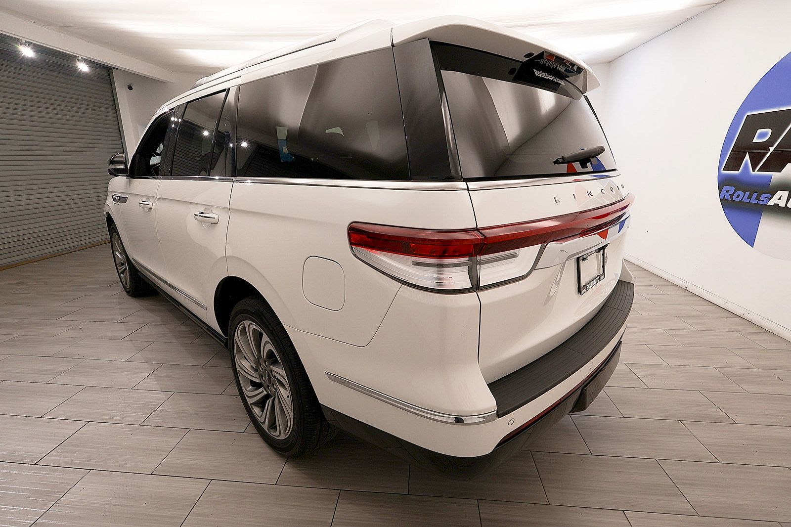 Used 2023 Lincoln Navigator Reserve AWD/4WD image 3