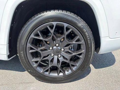 Used 2024 Jeep Grand Cherokee Summit AWD/4WD image 12