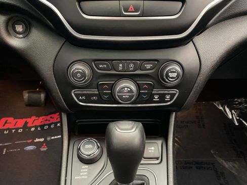 Used 2019 Jeep Cherokee Latitude Plus w/ Comfort/Convenience Group AWD/4WD image 22