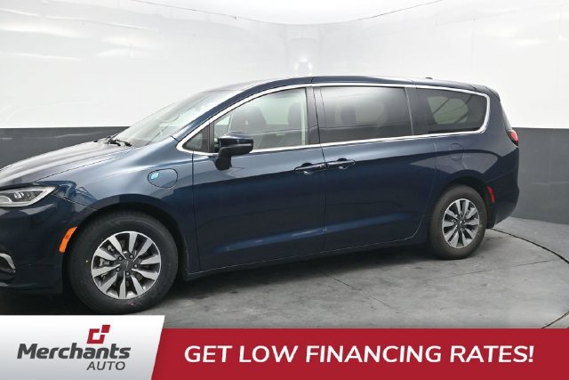 Used 2023 Chrysler Pacifica Touring-L FWD image 3