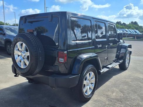 Used 2017 Jeep Wrangler Unlimited Sahara w/ Connectivity Group AWD/4WD image 5