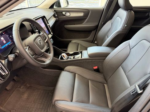 Certified 2025 Volvo XC40 B5 Plus AWD/4WD image 14